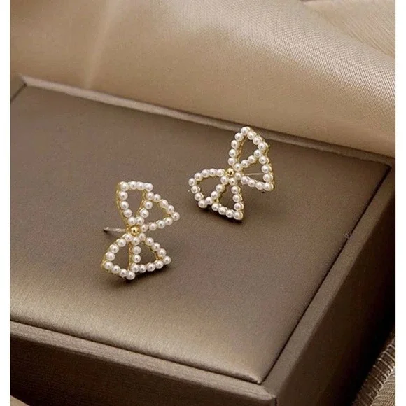 White Seed Pearl Bow Stud Earrings Yellow Gold Accent Fine Jewelry Fashion Acc - Picture 2 of 3